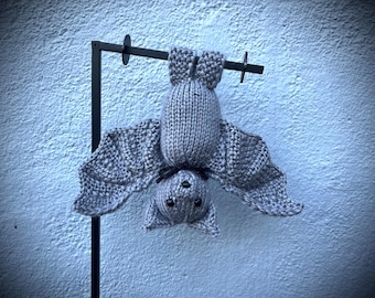 Handgestrickte Graue Fledermaus: Gruselige Halloween Deko