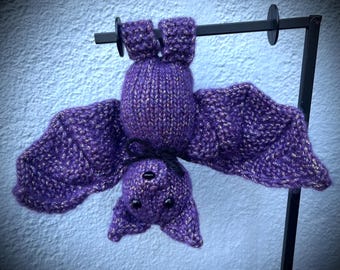Handgestrickte lila schimmernde Fledermaus