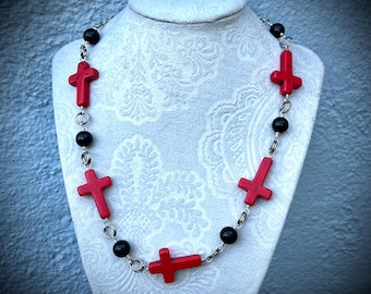 Rote Howlith Kreuz Halskette, Schwarze Onyx Perlen, Silverfill Kette