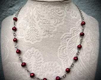 Rote Süßwasserperlenkette mit allen Ketten und Komponenten aus Edelstahl, handgefertigte Kette, Rosenkranzkette, Goth-Geschenk, Feiertagshalskette