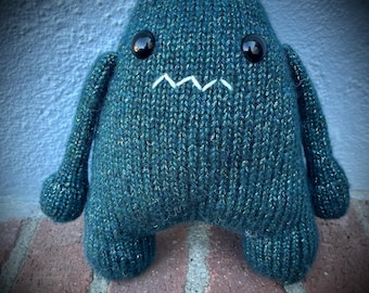 Hand gestrickt Türkis Schimmer Monster Plushie, gruseliges Stofftier
