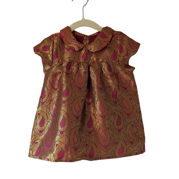 Robe bébé en soie dorée avec motif tissé en brocart. Robe d’occasion indienne pour bébé, tenue de mariage pour bébé.