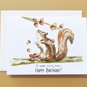 Cartão de feliz aniversário esquilo aquarela