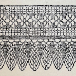 Può includere: Illustrazione in bianco e nero di un motivo di pizzo dettagliato. Il design presenta una serie di forme geometriche interconnesse e un bordo smerlato. L'intricato pizzo è mostrato su uno sfondo neutro, mostrando la delicata maestria.