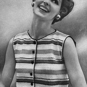 Puede incluir: Una foto en blanco y negro de una mujer con un top sin mangas de crochet a rayas con botones en la parte delantera. Ella sonríe y mira hacia arriba.