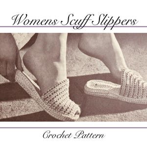 Op de afbeelding: Sepia-afbeelding van gehaakte scuffslippers. De tekst "Womens Scuff Slippers" en "Crochet Pattern" worden weergegeven. Eén voet wordt getoond die een slipper aantrekt, terwijl de andere voet een slipper draagt.