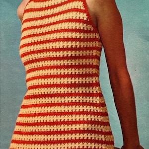 Könnte beinhalten: Ein ärmelloses Häkelkleid mit roten und gelben Streifen. Das Kleid hat einen hohen Ausschnitt und eine kurze Länge.
