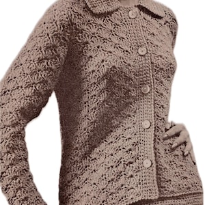 Op de afbeelding: Een vintage-stijl tweedelig haakoutfit in een neutrale bruine kleur. De outfit bestaat uit een jasje met kraag en knopen en een bijpassende rok. De haaksteek creëert een textuur, patroon uiterlijk.