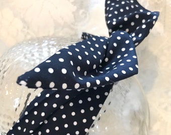 Serre-tête filaire bleu marine à pois fifties torsadé