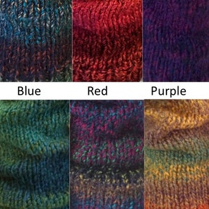 K&ouml;nnte beinhalten: Sechs verschiedene Farbvarianten von Garn, jede als Nahaufnahme des gestrickten Stoffes gezeigt. Die Farben sind blau, rot, lila, meergr&uuml;n, dragon und herbst.