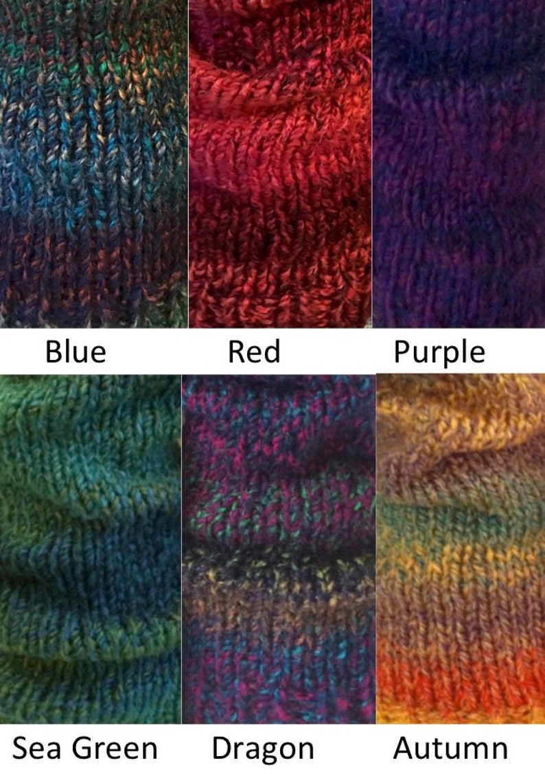 K&ouml;nnte beinhalten: Sechs verschiedene Farbvarianten von Garn, jede als Nahaufnahme des gestrickten Stoffes gezeigt. Die Farben sind blau, rot, lila, meergr&uuml;n, dragon und herbst.