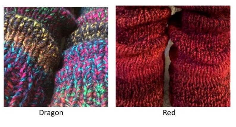Peut inclure: Gros plan sur deux articles tricot&eacute;s. L'un est un m&eacute;lange de couleurs vives, notamment rose, bleu, vert et marron. L'autre est rouge uni avec des nuances de rouge plus fonc&eacute;. Les textes "Dragon" et "Red" sont en dessous.