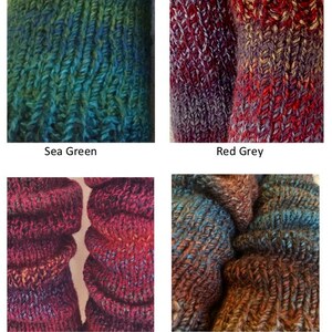 Puede incluir: Primer plano de cuatro colores de hilo diferentes: verde mar, gris rojo, frambuesa y tierra. El hilo es texturizado y tiene un efecto degradado.