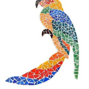 Puede incluir: Un loro de mosaico colorido con cabeza amarilla, cuerpo azul, alas verdes y cola roja, naranja y azul.