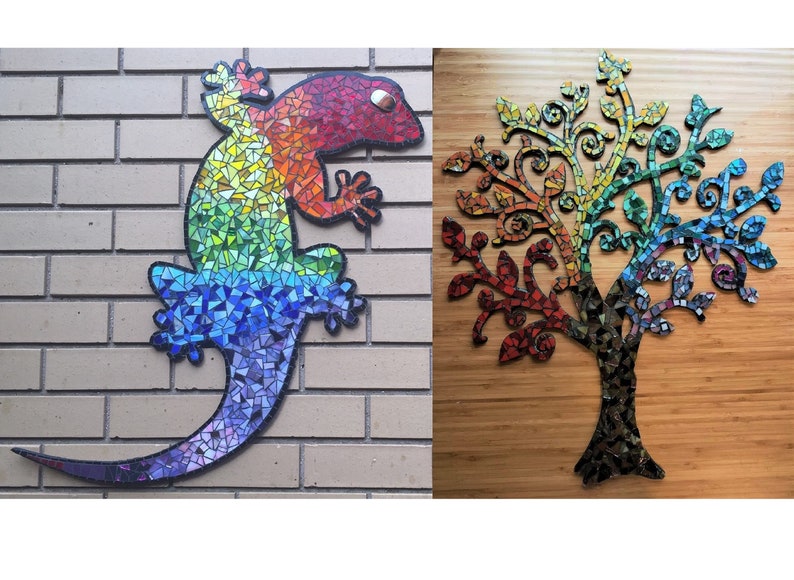 Puede incluir: Dos piezas de arte de mosaico de colores, un lagarto arco&iacute;ris y un &aacute;rbol con ramas intrincadas. Ambos est&aacute;n hechos de peque&ntilde;as baldosas de colores.
