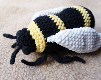 Realistic bumblebee amigurumi pattern - crochet bee pattern - bee toy with movable legs - Digital crochet pattern