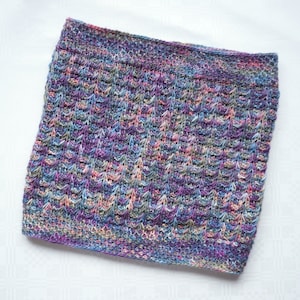 Pode incluir: Uma faixa de cabeça de malha multicolorida com um padrão texturizado. A faixa de cabeça é feita de um fio macio e elástico e é perfeita para manter as orelhas quentes no inverno.