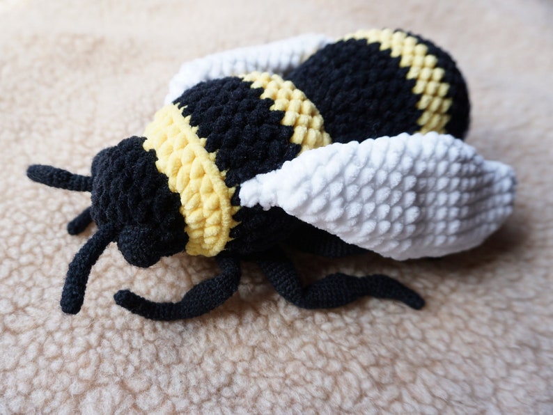 Realistic bumblebee amigurumi pattern crochet bee pattern bee toy with movable legs Digital crochet pattern image 1
