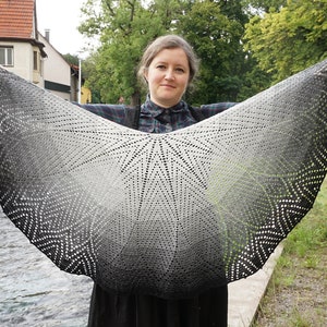 Whimsical flower crochet shawl pattern - Daisy shawl in crescent shape - US terms and UK terms, low vision and mobile friendly