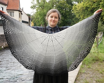 Whimsical flower crochet shawl pattern - Daisy shawl in crescent shape - US terms and UK terms, low vision and mobile friendly