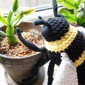 Realistic bumblebee amigurumi pattern crochet bee pattern bee toy with movable legs Digital crochet pattern image 5