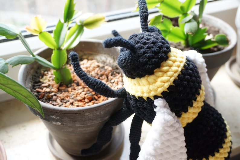 Realistic bumblebee amigurumi pattern crochet bee pattern bee toy with movable legs Digital crochet pattern image 5