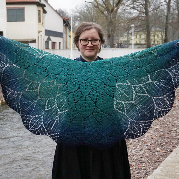 Leafy summer crochet shawl pattern - Sempervivum shawl in crescent shape - US terms and UK terms, low vision and mobile friendly - Yarnandy
