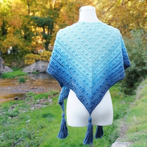 Textured rounded triangle shawl crochet pattern - Mint truffle