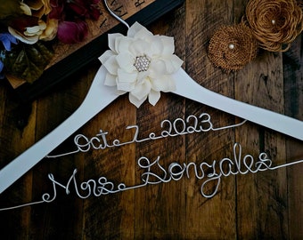 Bridal Hanger / Wedding Hanger / Bridesmaid gift / Bridal Hanger / Bridal Shower Gift / Bridal Party /