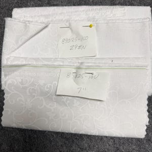 Pacote surpresa, duas peças, 1 jarda de tecido, branco sobre branco, estampa de pergaminho, Essentials Basic, Wilmington Prints, 89025-100