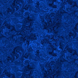 Pode incluir: Um padrão sem costura com um fundo azul escuro, apresentando um design repetido de motivos florais e de rolagem estilizados em várias tonalidades de azul. O padrão tem uma aparência texturizada.