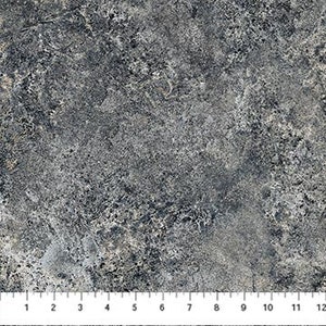 Könnte beinhalten: Nahaufnahme eines Stoffes mit einem marmorierten, steinartigen Aussehen. Die Farbpalette ist überwiegend grau, mit Andeutungen von Beige und dunkleren Farbtönen, die Tiefe erzeugen. Ein Lineal unten zeigt die Maße in Zentimetern.