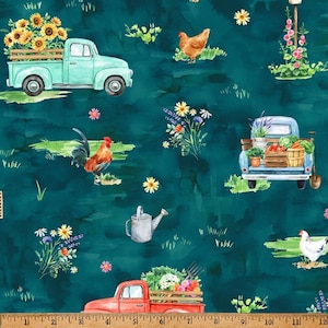 Könnte beinhalten: Ein blaugrüner Hintergrund mit Aquarell-Effekt zeigt ein sich wiederholendes Muster aus Vintage-Lastwagen, Hühnern, Blumen und Gießkannen. Die Lastwagen sind mit frischem Obst und Gemüse sowie Blumen gefüllt.