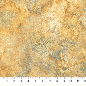 Könnte beinhalten: Nahaufnahme eines Stoffes mit einem marmorierten Muster in Gold-, Braun- und Türkistönen. Der Stoff hat ein strukturiertes Aussehen mit sichtbaren Farb- und Tonvariationen. Ein Lineal befindet sich unten, in Zoll markiert.