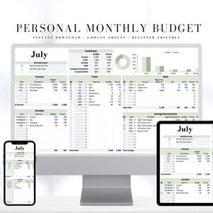K&ouml;nnte beinhalten: Eine digitale Anzeige einer pers&ouml;nlichen monatlichen Budget-Tabelle mit dem Titel "Pers&ouml;nliches Monatsbudget". Der Bildschirm zeigt ein Budget f&uuml;r Juli mit Abschnitten f&uuml;r Einnahmen, Ausgaben und Ersparnisse. Ein Smartphone und ein Tablet zeigen dasselbe Budget.
