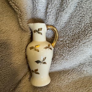 Dzbanek/wazon ceramiczny w stylu mid-century modern z pozłacaną folią, mały biały i złoty wazon na pąki/kwiaty