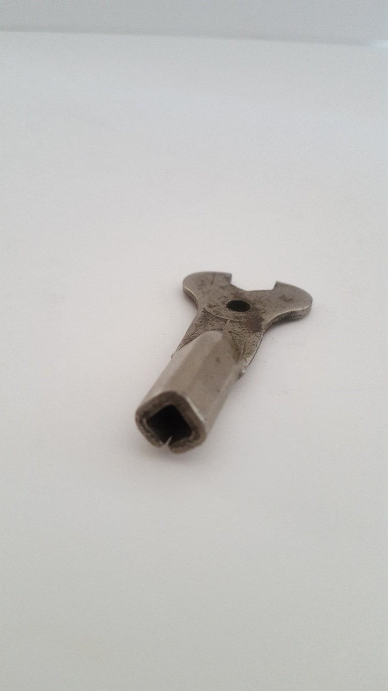 unmarked alternate style over most common keys Vintage rolled steel roller skate key
