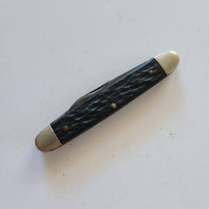 Vintage Camillus Cutlery Co 2 blade No.41 pocket knife, sword point, pen, nickel bolsters steel back spring excellent snap. Measures 3&quot;