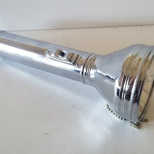 Vintage 1960&#39;s &quot;Wizard&quot; 3 D cell flashlight,  mid century modern design in nice clean working condition. Western Auto Stores likely