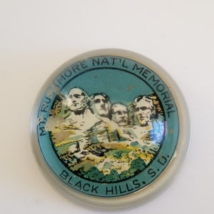 Vintage circa 1950&#39;s souvenir paperweight features Mt Rushmore, Black Hills South Dakota nice condition