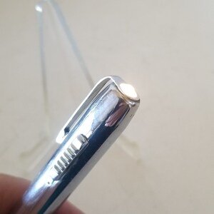 Peut inclure: Un stylo-torche argent&eacute; avec une lumi&egrave;re blanche brillante &eacute;manant de la pointe.