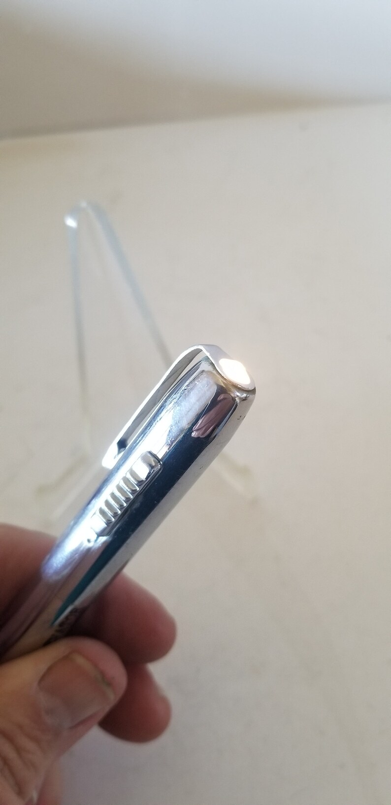 Peut inclure: Un stylo-torche argent&eacute; avec une lumi&egrave;re blanche brillante &eacute;manant de la pointe.