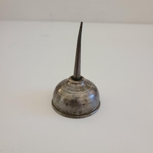 Vintage 1950&#39;s small machinery or sewing machine oiler, oil can with a short spout. Clean condition