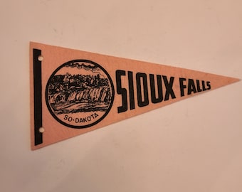 Vintage 1960's souvenir travel pennant felt pennant Sioux Falls, South Dakota 7 1/2" x 3 7/8"