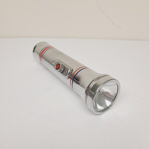 Vintage 1952 Eveready model 2251 red/blue stripes/chrome 2 D cell flashlight, good working condition red flash button