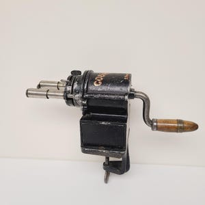 Antique circa 1900 German pencil sharpener tabletop mounted in excellent condition, marked Courant