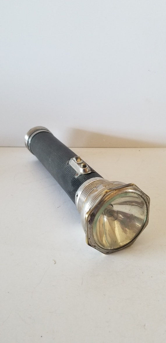 アクセサリー MOONEYES Vintage Flashlight & Holder Antique Circa 1920's 3 D Cell Flashlight End Cap Identifies