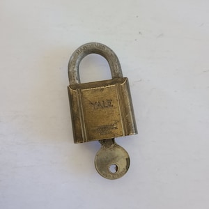 Vintage 1960&#39;s Yale & Towne Mfg Co brass padlock, single original key finish as found