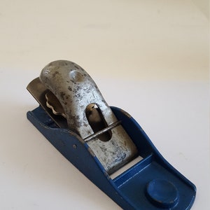 Vintage 1960&#39;s small wood block plane, unbranded with a  1 1/4&quot; blade, cast iron base marked Made in USA