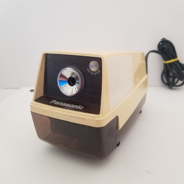 vintage vers les années 1970 KP-77 Panasonic Auto Stop taille-crayon électrique couleur beige et marron, pieds à ventouse, fonctionne très bien